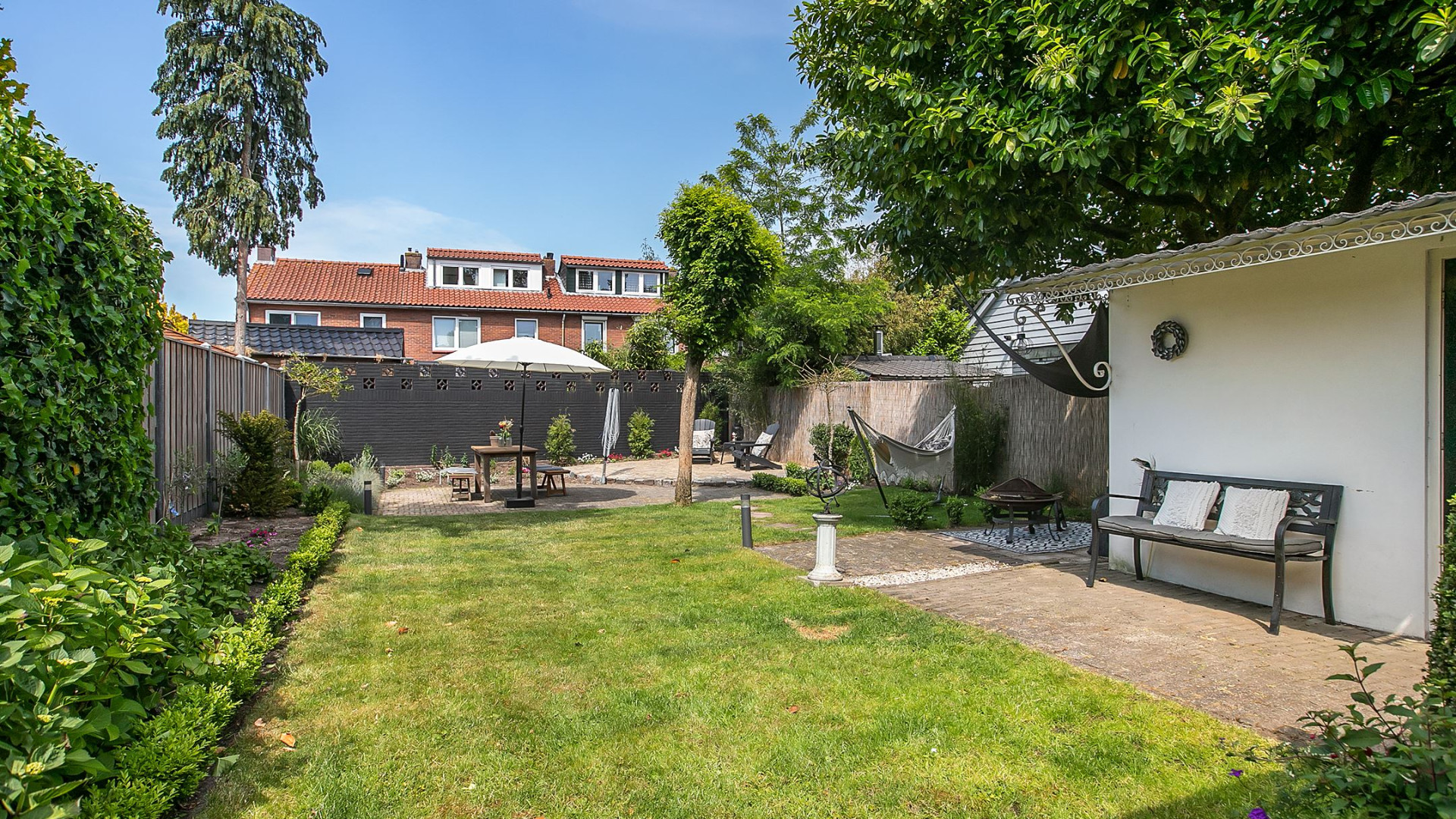 Jimmy Geduld zet zijn twee onder 1 kapwoning in het Gooise Laren te koop. Zie foto'd 22