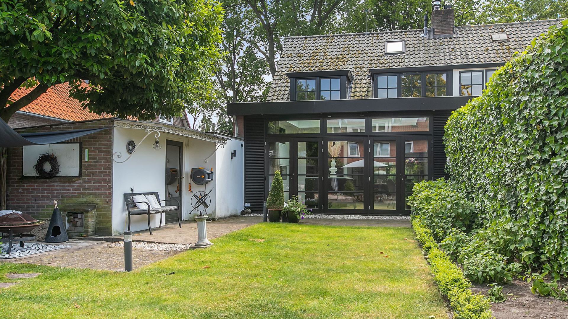 Jimmy Geduld zet zijn twee onder 1 kapwoning in het Gooise Laren te koop. Zie foto'd 23