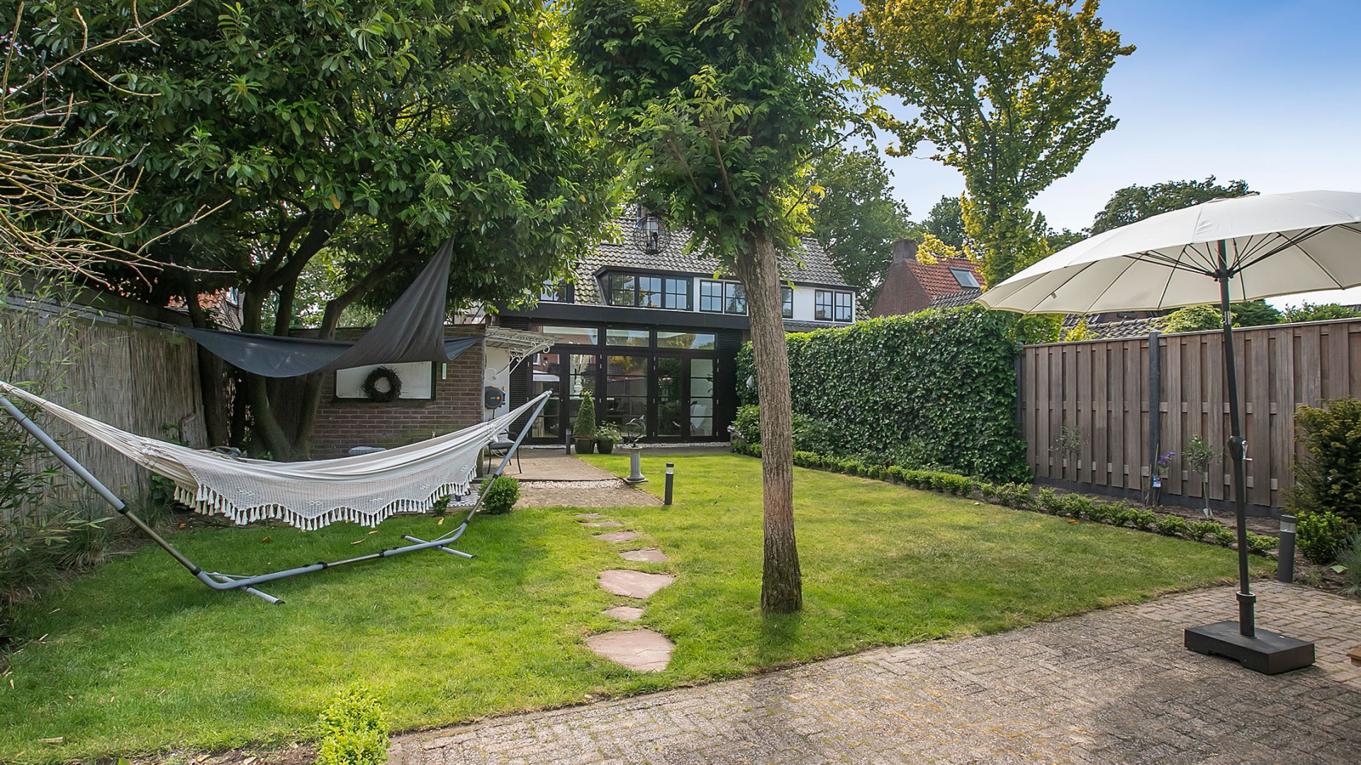 Jimmy Geduld zet zijn twee onder 1 kapwoning in het Gooise Laren te koop. Zie foto'd 24