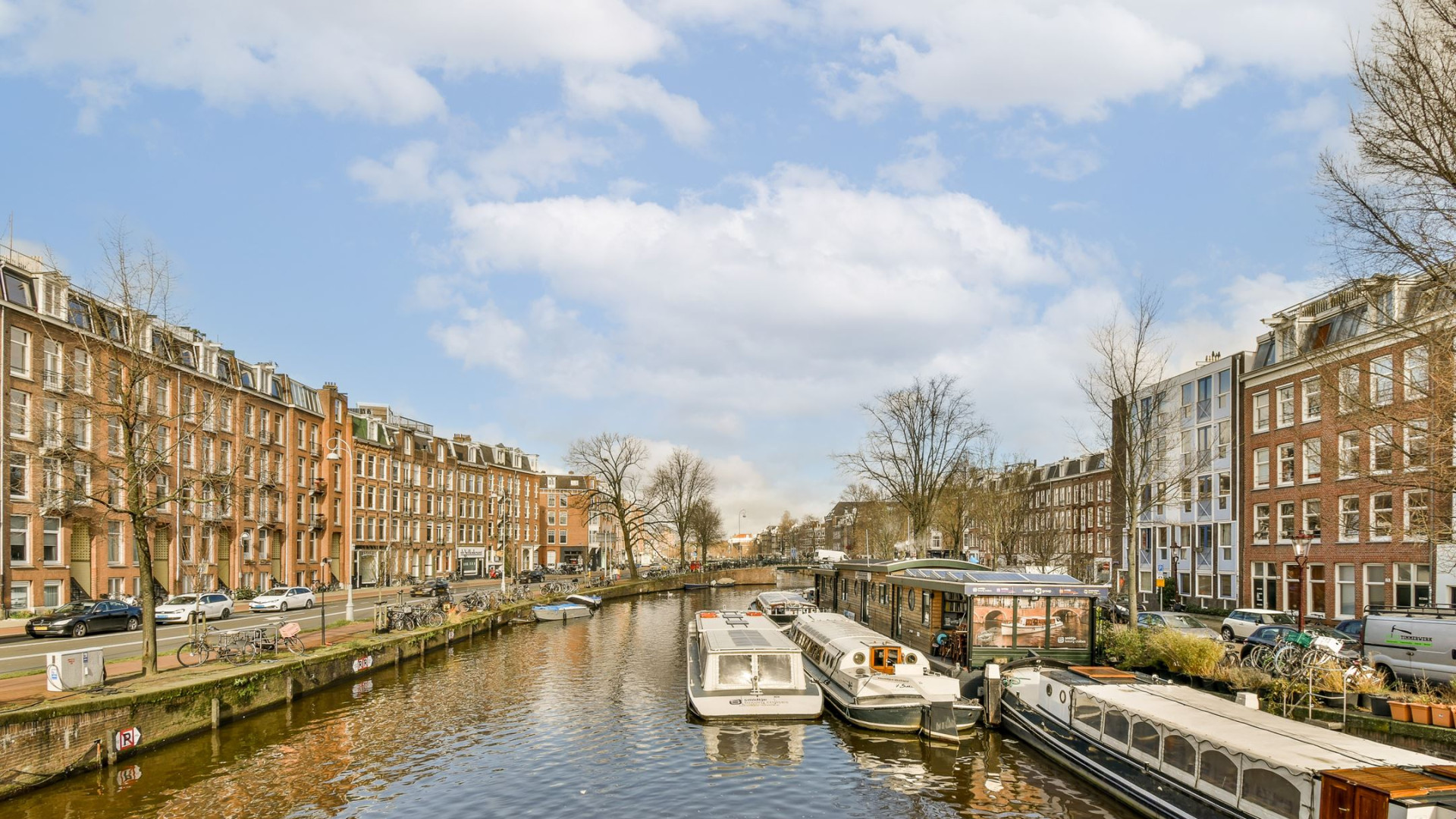 Art Rooijakkers heeft dit bijzondere dubbele benedenhuis in Amsterdam gekocht. Zie alle binnenfoto's 29