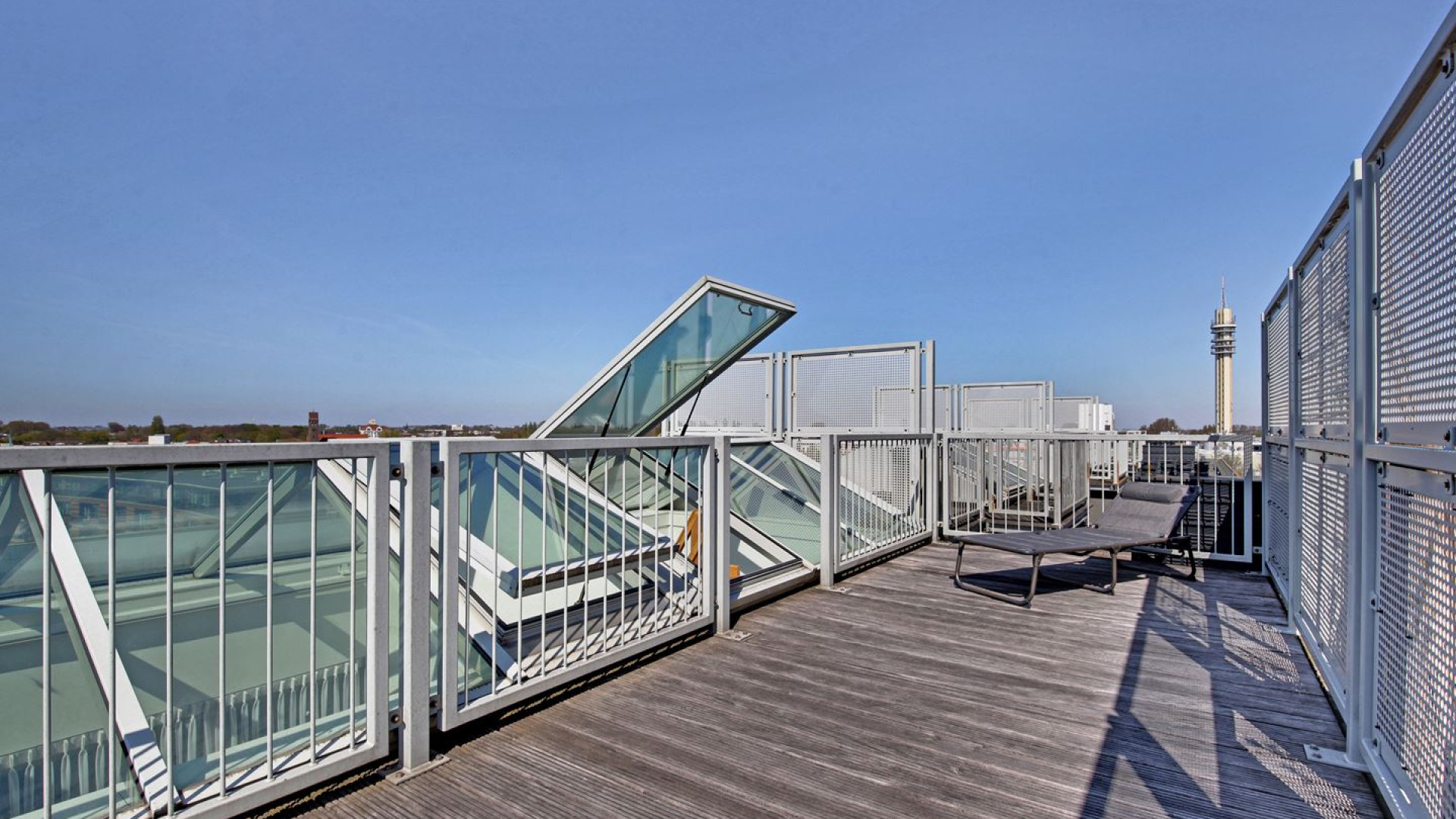 Voetballer Micky van de Ven koopt dit penthouse met riant uitzicht. Zie foto's 14