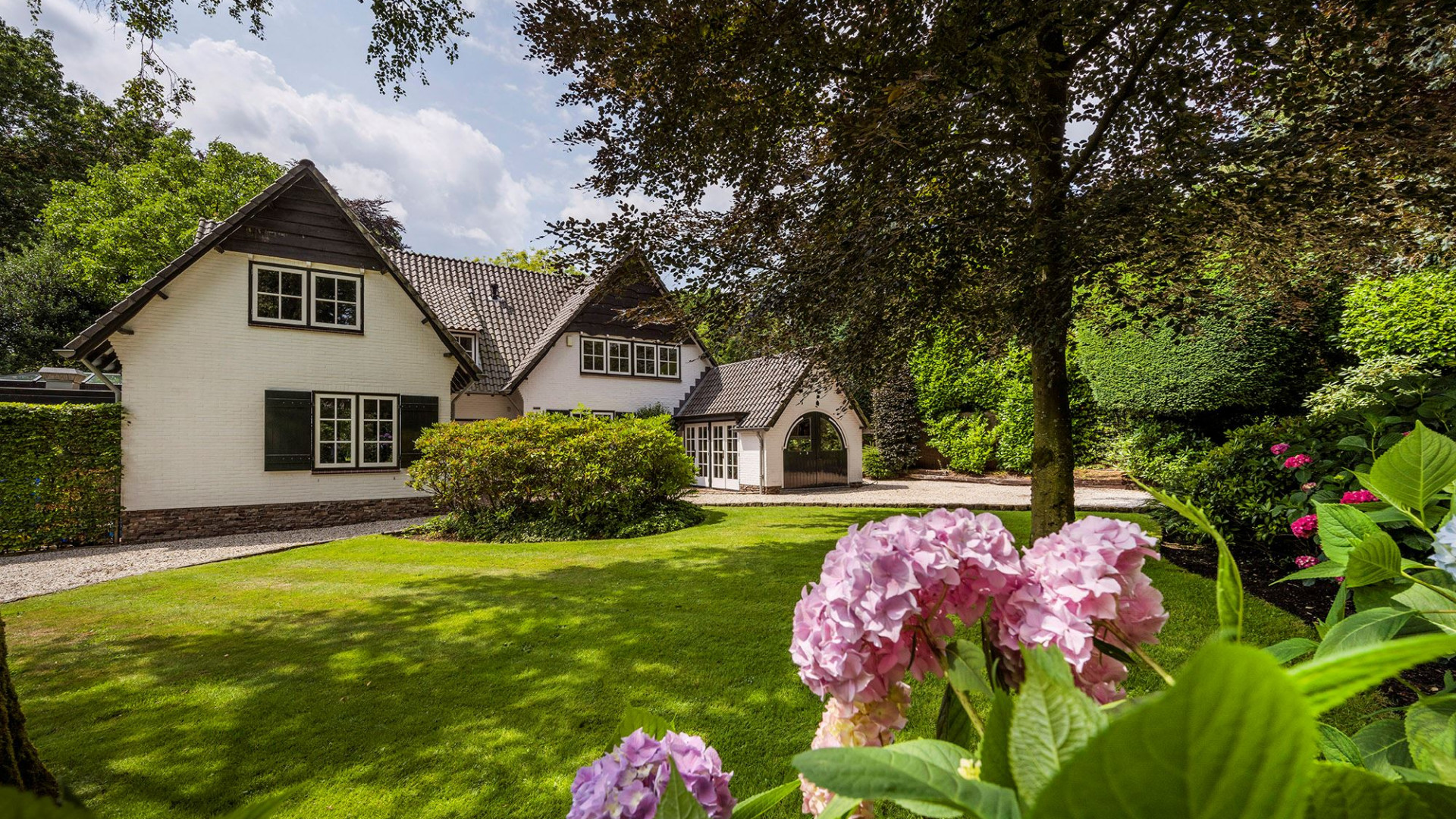 VERKOCHT:  Winst en verlies na verkoop van villa voor Paul de Leeuw. Zie foto's 1
