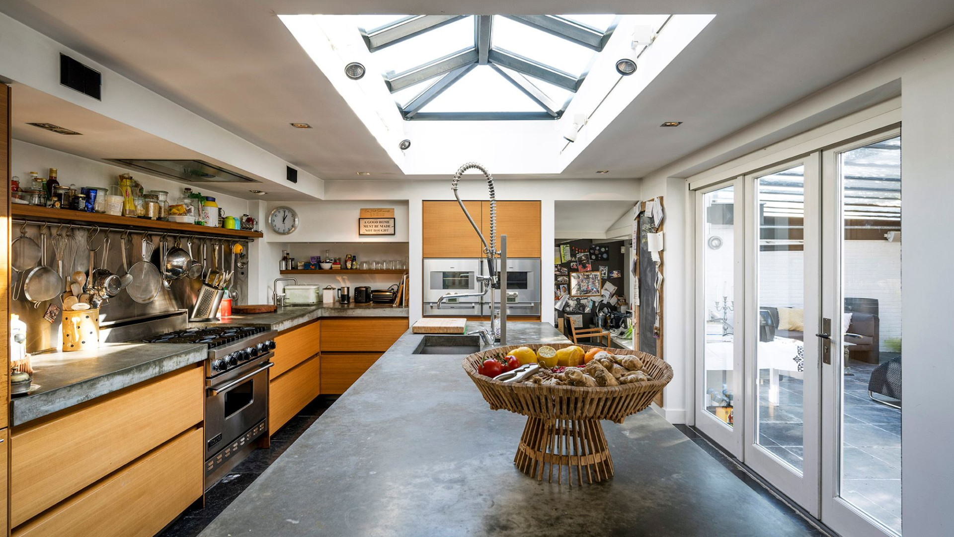 VERKOCHT:  Winst en verlies na verkoop van villa voor Paul de Leeuw. Zie foto's 10
