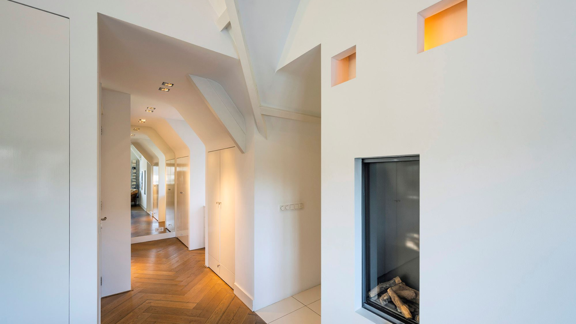 VERKOCHT:  Winst en verlies na verkoop van villa voor Paul de Leeuw. Zie foto's 18