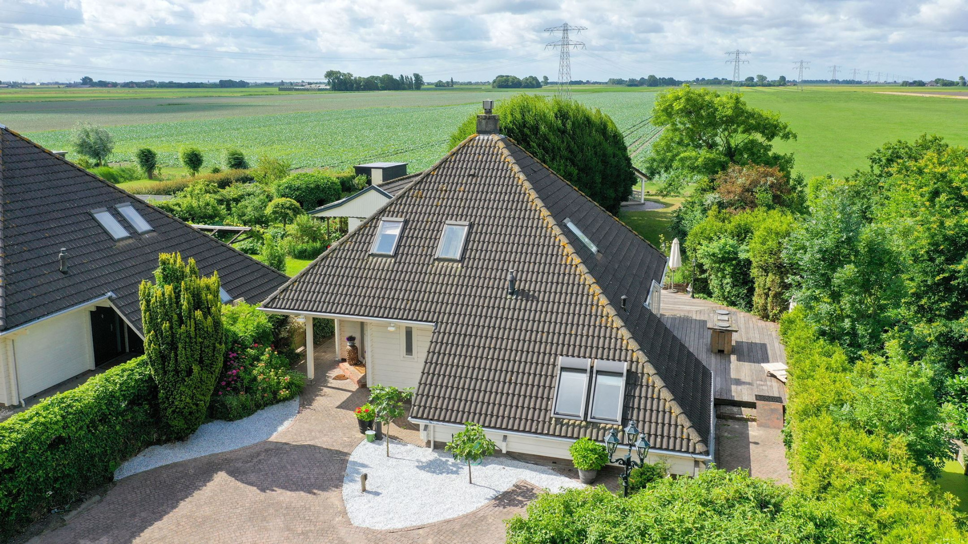 Mary Borsato, moeder van Marco, zet haar prachtig gelegen landhuis te koop. Zie alle foto's 6