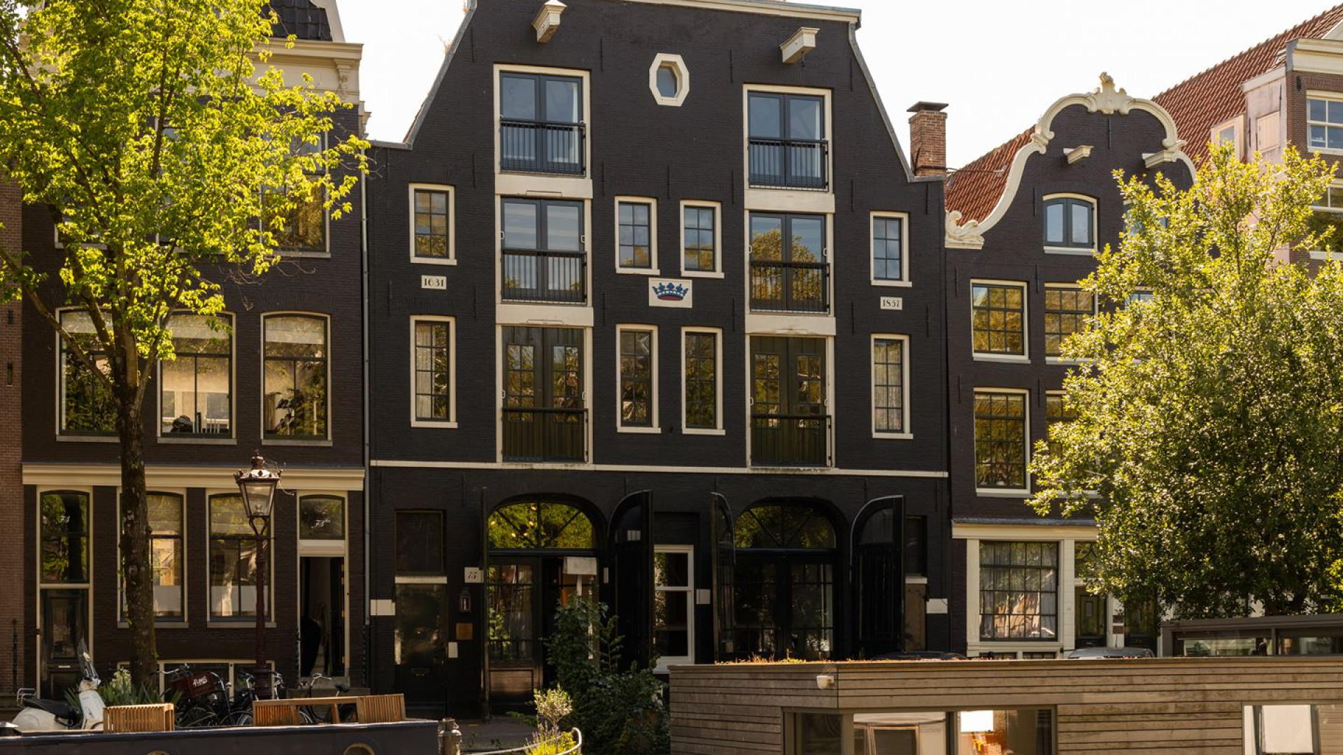 Alain Clark zet samen met zijn ex dit grachtenappartement in Amsterdam te koop. Zie alle foto's 2