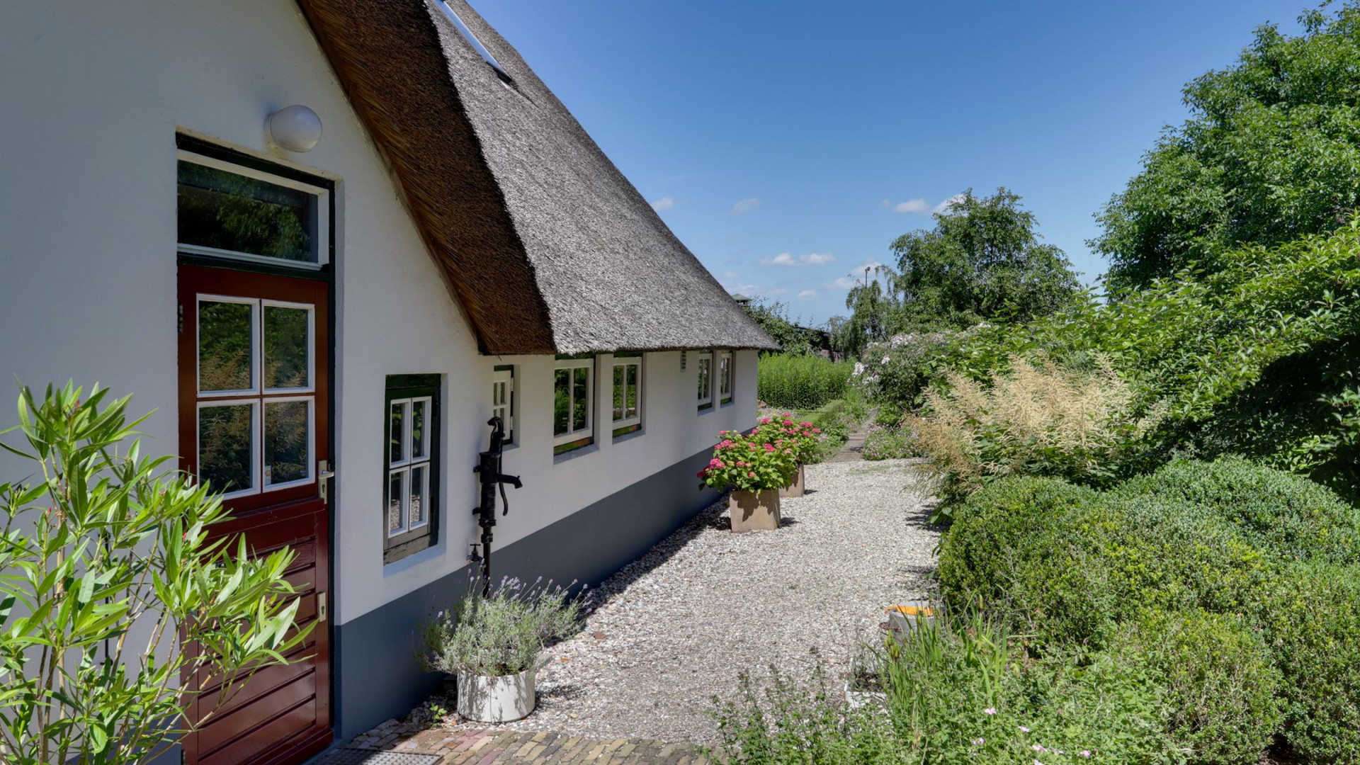Ivo Niehe koopt deze prachtige woonboerderij. Zie foto's 30