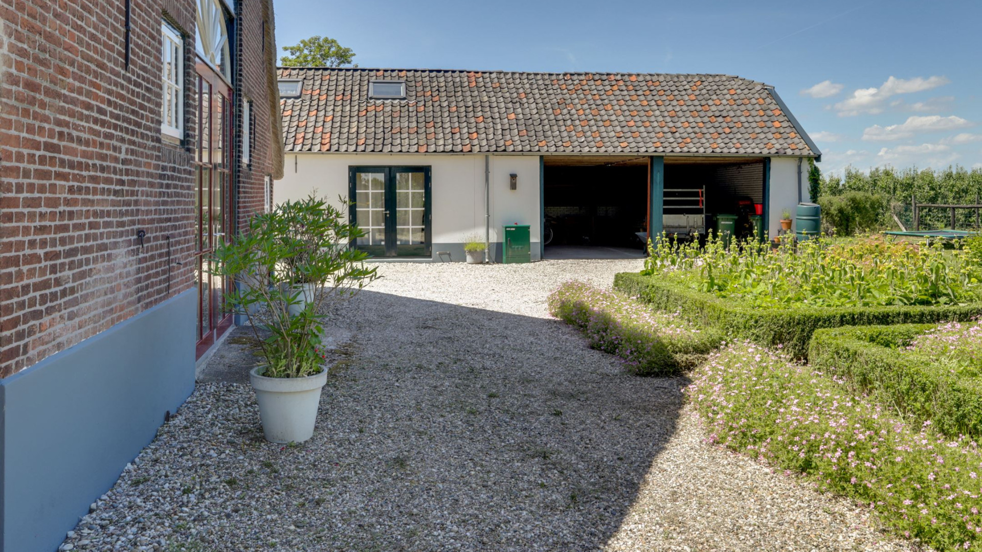 Ivo Niehe koopt deze prachtige woonboerderij. Zie foto's 34