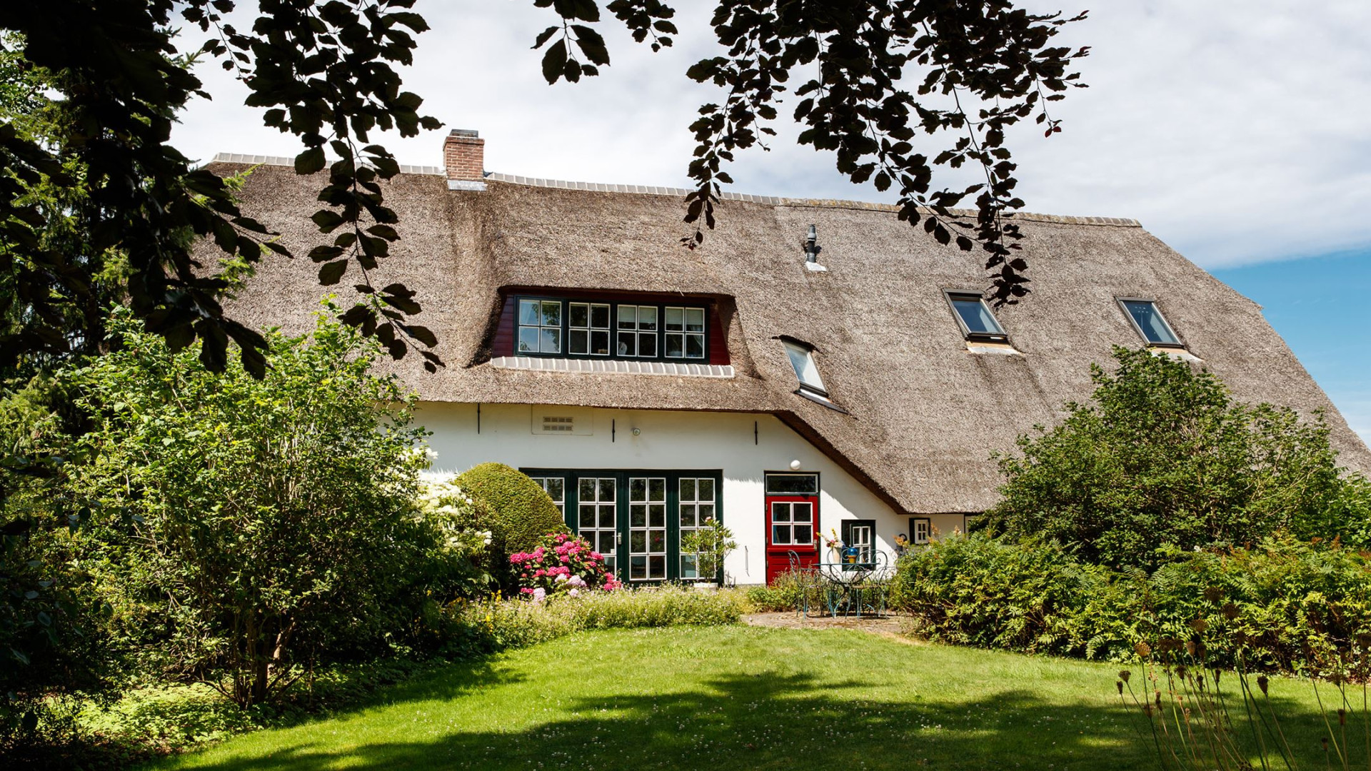 Ivo Niehe koopt deze prachtige woonboerderij. Zie foto's