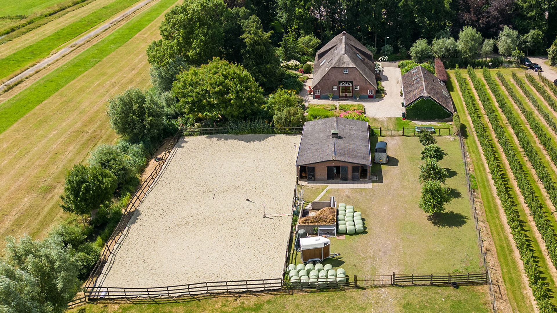 Ivo Niehe koopt deze prachtige woonboerderij. Zie foto's 38