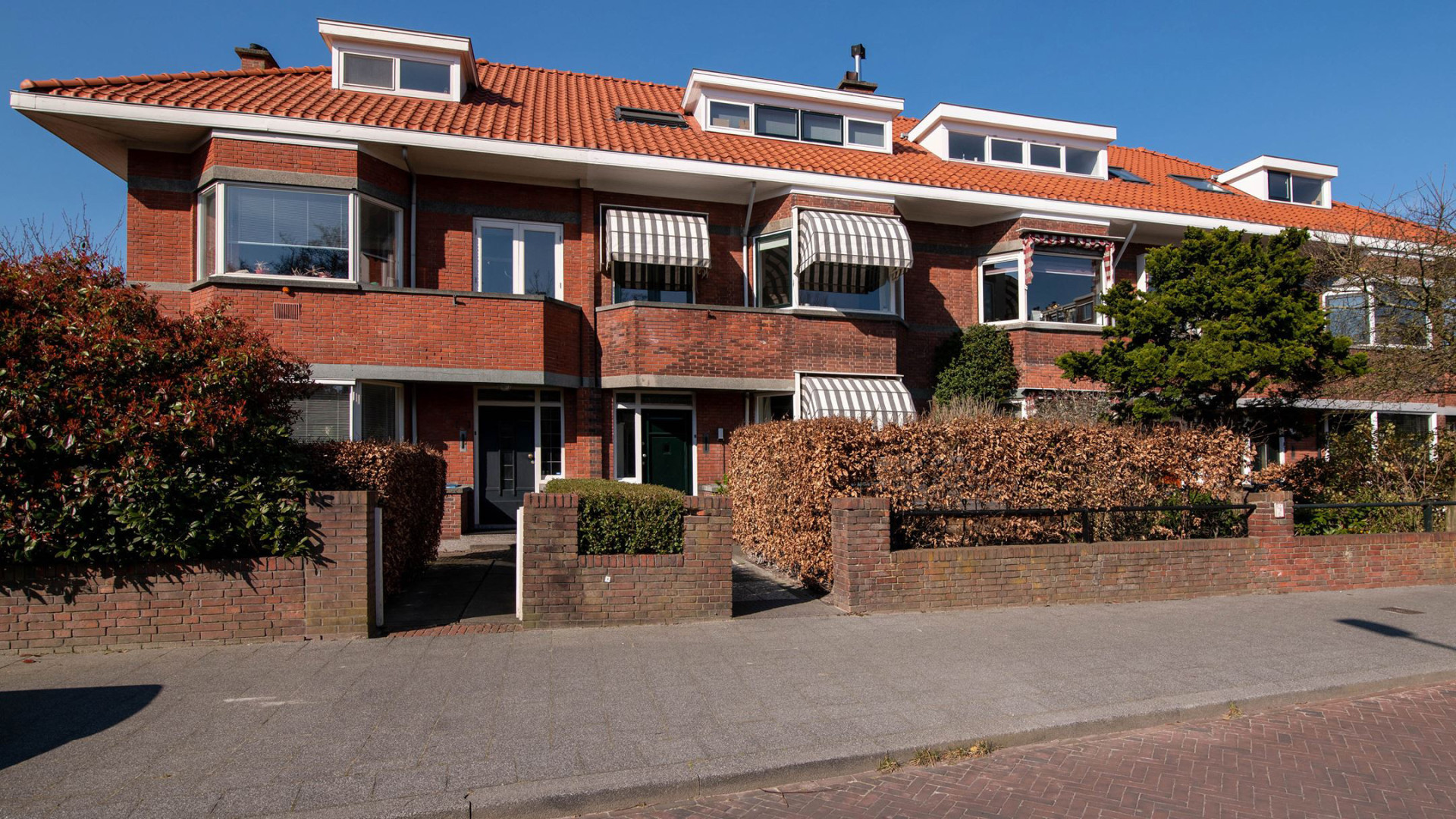 Jennifer Ewbank koopt dichtbij het strand dit herenhuis in Den Haag. Zie foto's 2