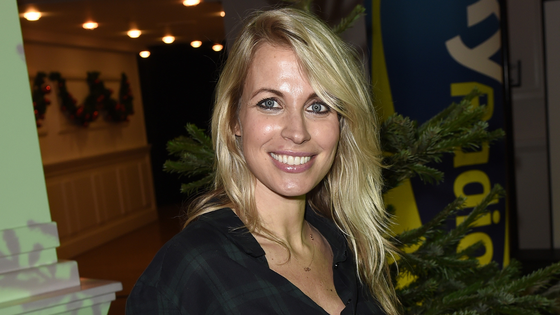 Vivian Reijs koopt prachtige twee onder 1 kapwoning in Laren. Zie foto's 1