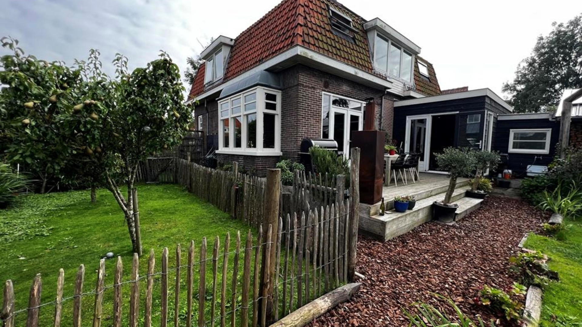 TV Kok Hugo Kennis van Eigen Huis en Tuin zet zijn leuke knusse woning in Oostzaan te koop. Zie foto's 2