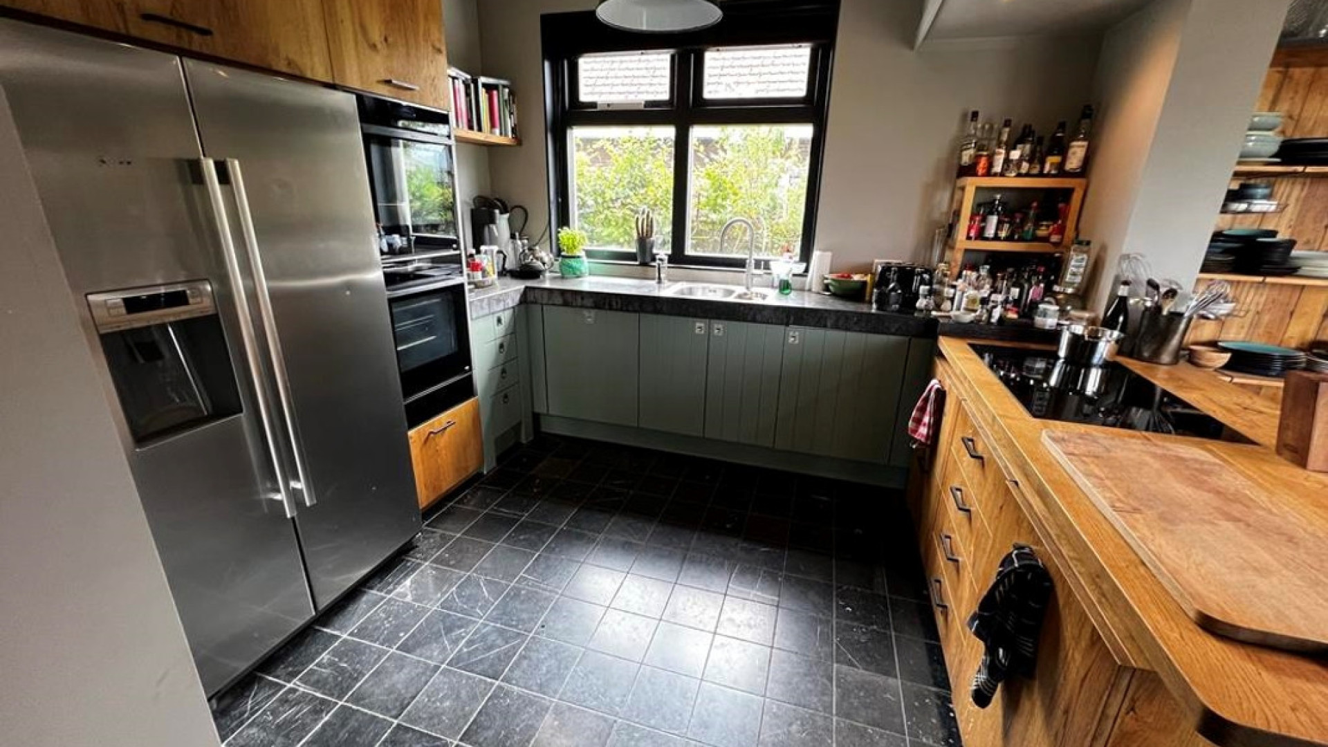 TV Kok Hugo Kennis van Eigen Huis en Tuin zet zijn leuke knusse woning in Oostzaan te koop. Zie foto's 5