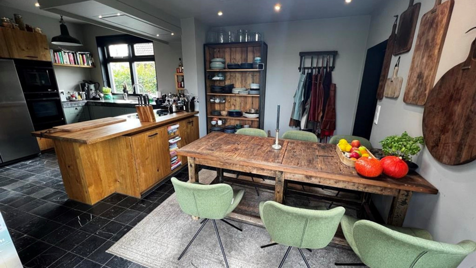 TV Kok Hugo Kennis van Eigen Huis en Tuin zet zijn leuke knusse woning in Oostzaan te koop. Zie foto's 6