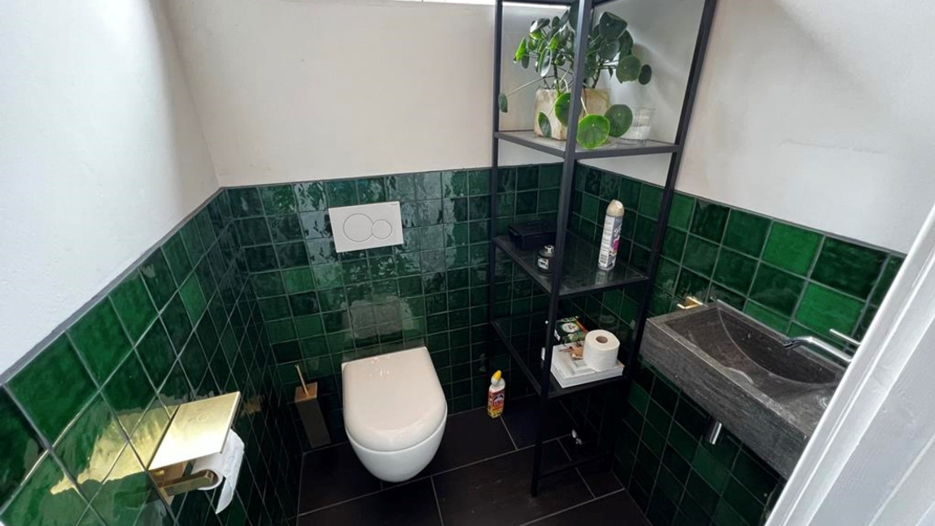 TV Kok Hugo Kennis van Eigen Huis en Tuin zet zijn leuke knusse woning in Oostzaan te koop. Zie foto's 7