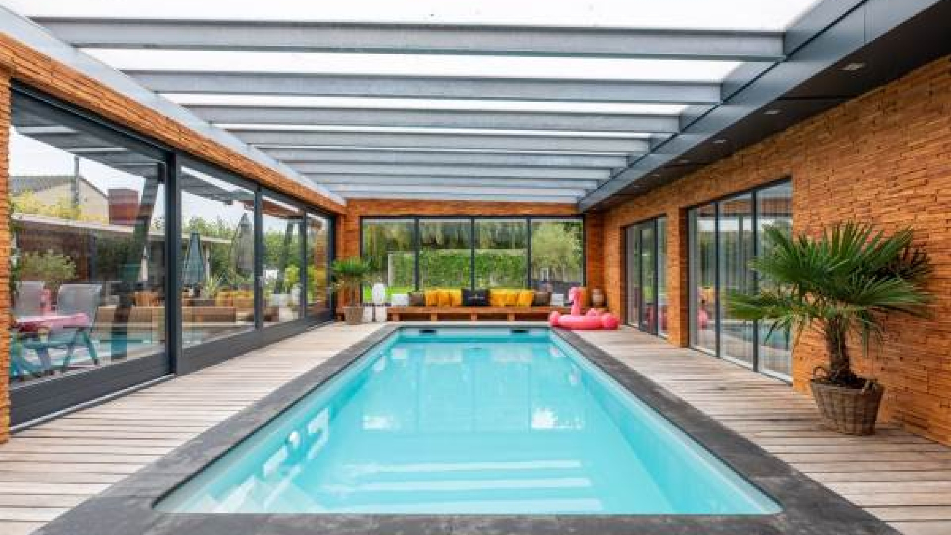 Influencer Royalistiq koopt miljoenenvilla met zwembad en bioscoopzaal. Zie foto's