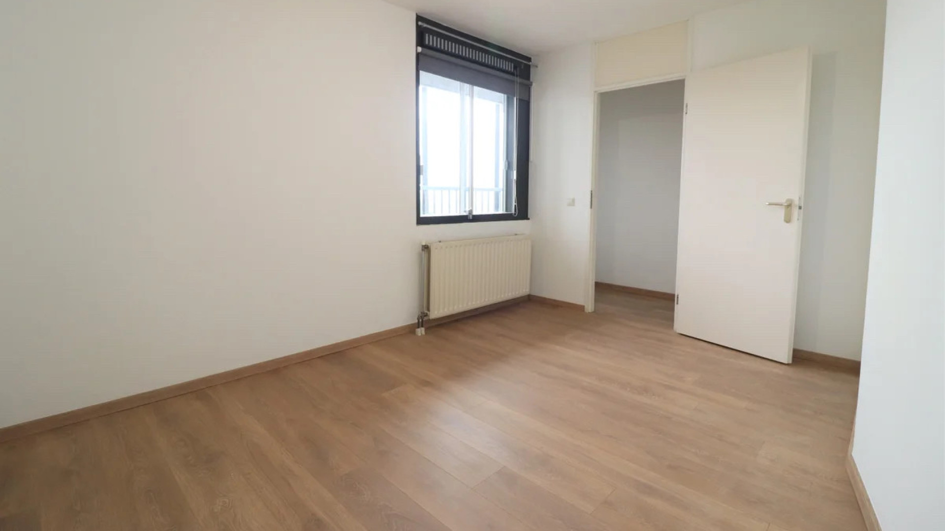 Zwangere Anna Nooshin zet haar Rotterdamse appartement te huur. Zie foto's 10