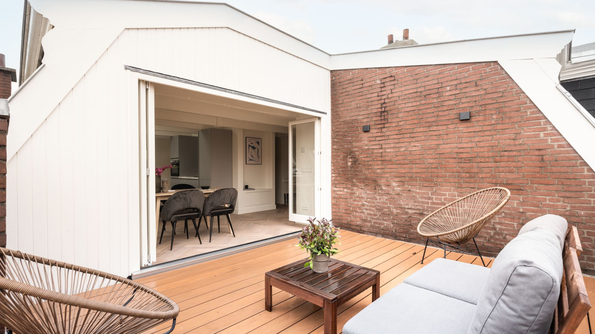 Duncan Laurence koopt zeer luxe appartement in Amsterdam.  Zie foto's