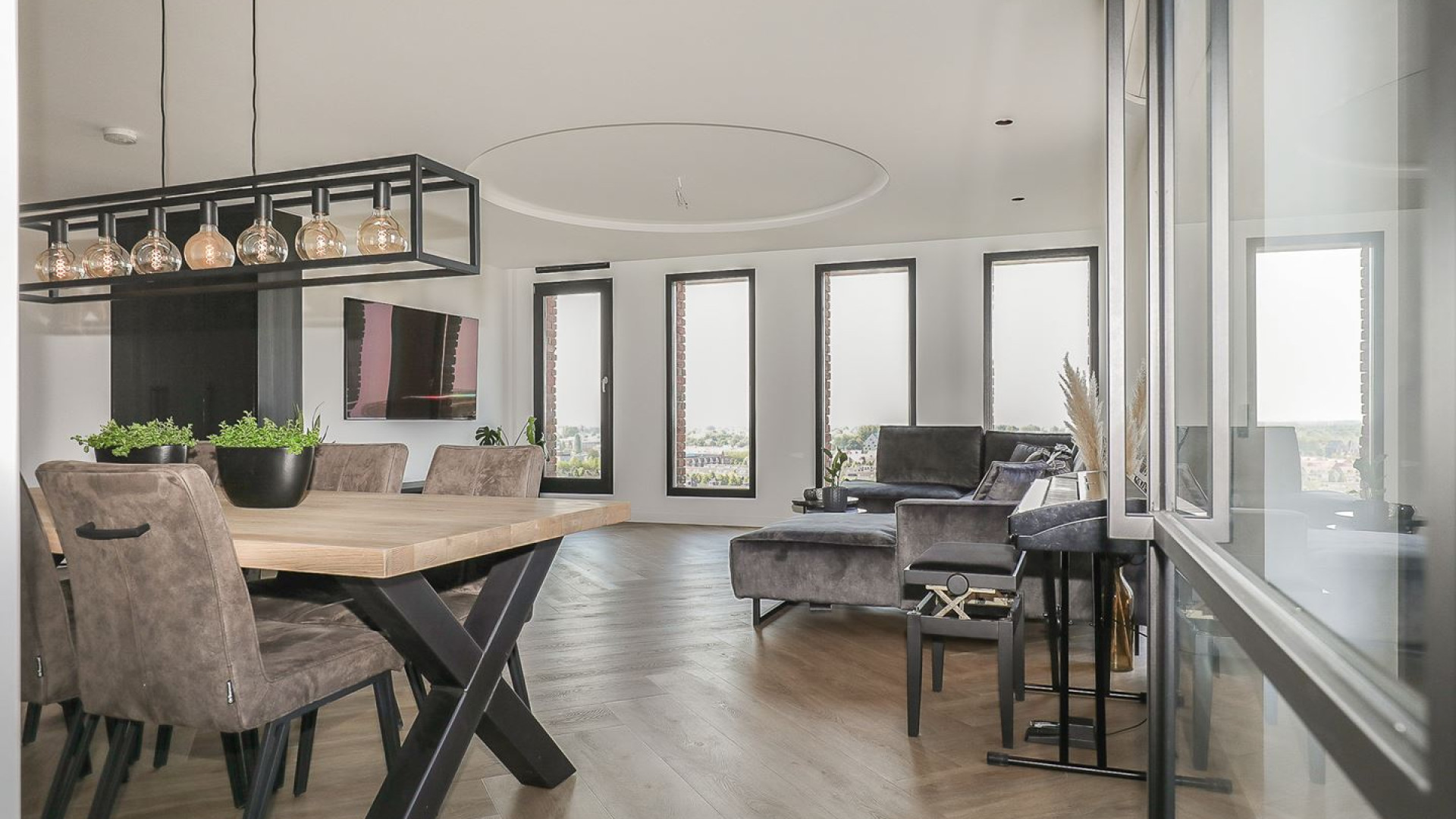 Penthouse Influencer Royalistiq met tonnen euro's winst verkocht . Zie foto's 3