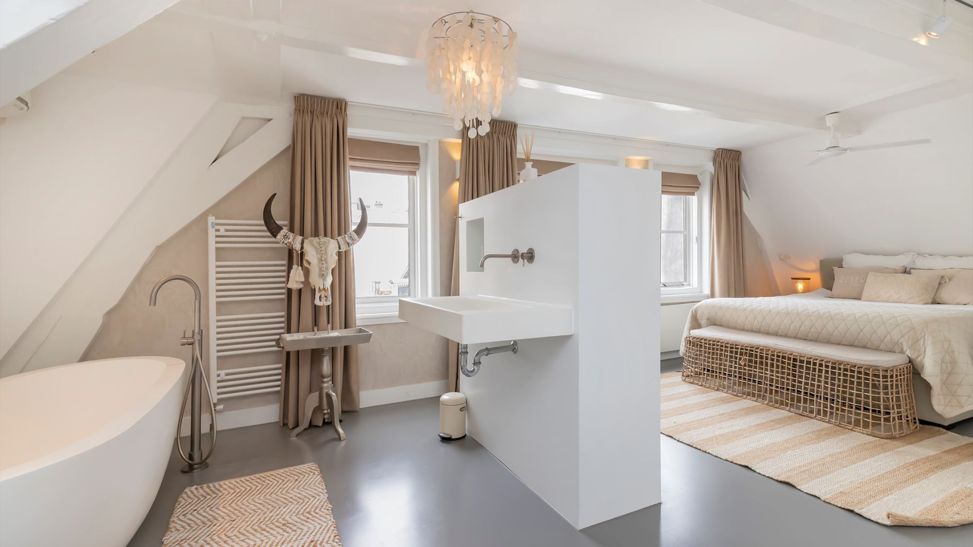 Sonja Bakker zet haar prachtige Amsterdamse penthouse aan de Herengracht te koop. Zie foto's 13