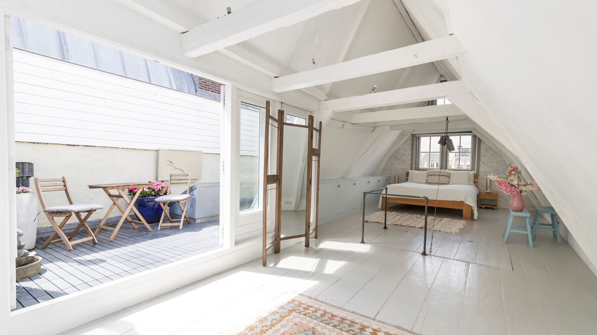Sonja Bakker zet haar prachtige Amsterdamse penthouse aan de Herengracht te koop. Zie foto's 17