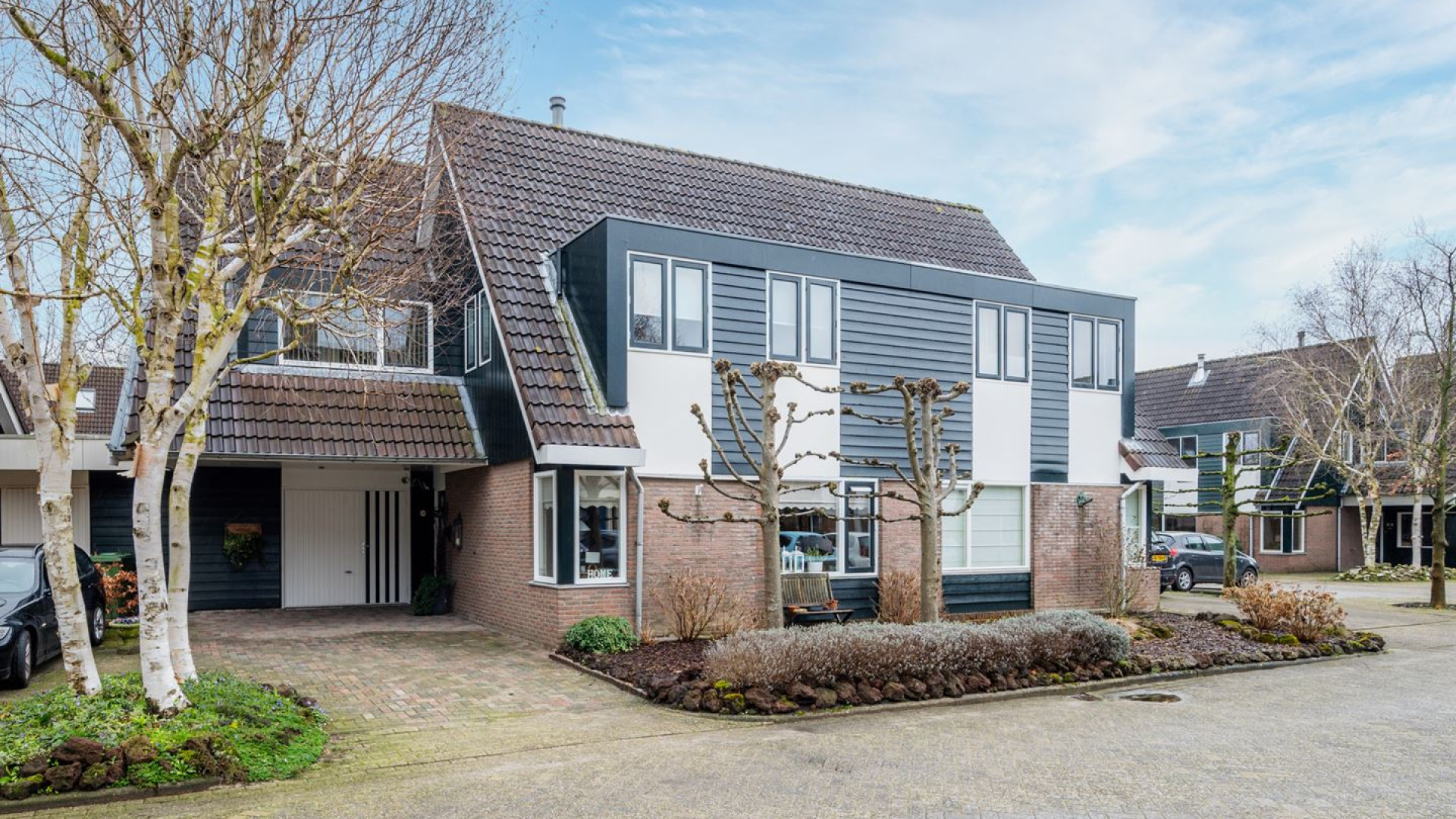 Renze Klamer koopt dicht bij zijn ex vrouw deze leuke twee onder 1 kapwoning.  Zie foto's 2