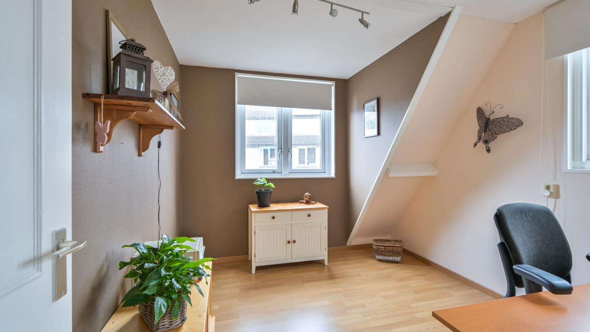 Renze Klamer koopt dicht bij zijn ex vrouw deze leuke twee onder 1 kapwoning.  Zie foto's 13