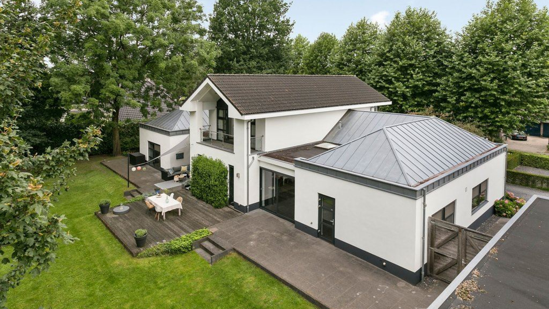 Jochem van Gelder zet zijn prachtige villa in het Land van Maas en Waal te koop. Zie foto's 18