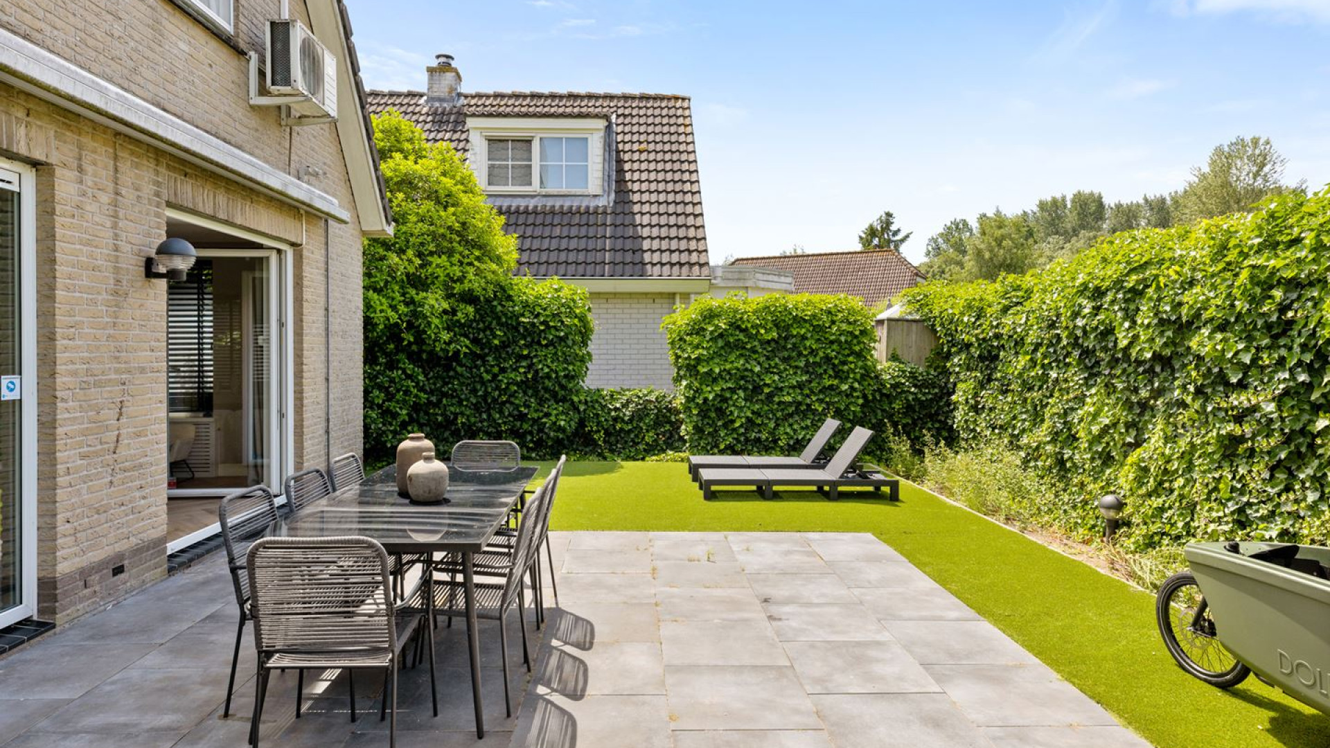 Ronnie Flex zet zijn vrijstaande villa te koop. Zie foto's 8