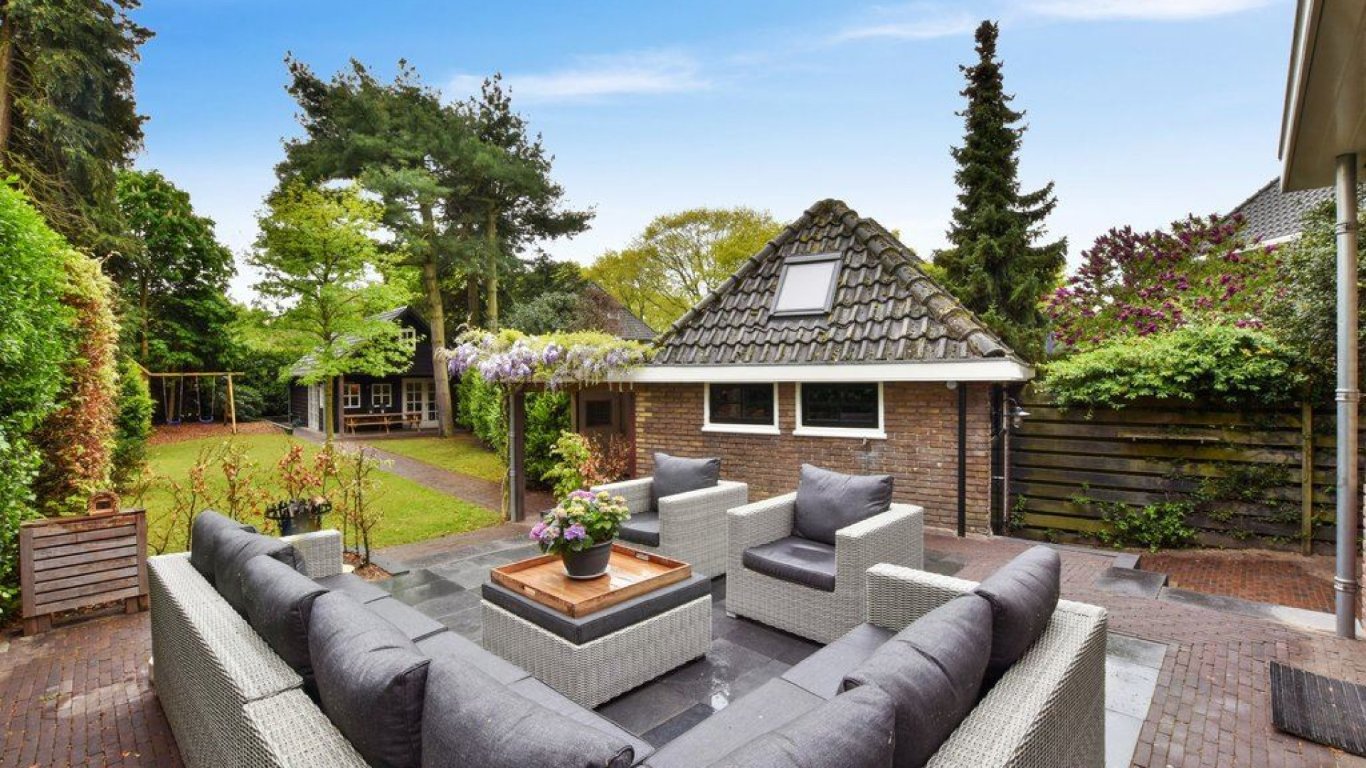 Huidige woning Leontien Borsato te huur. Zie de foto's 11