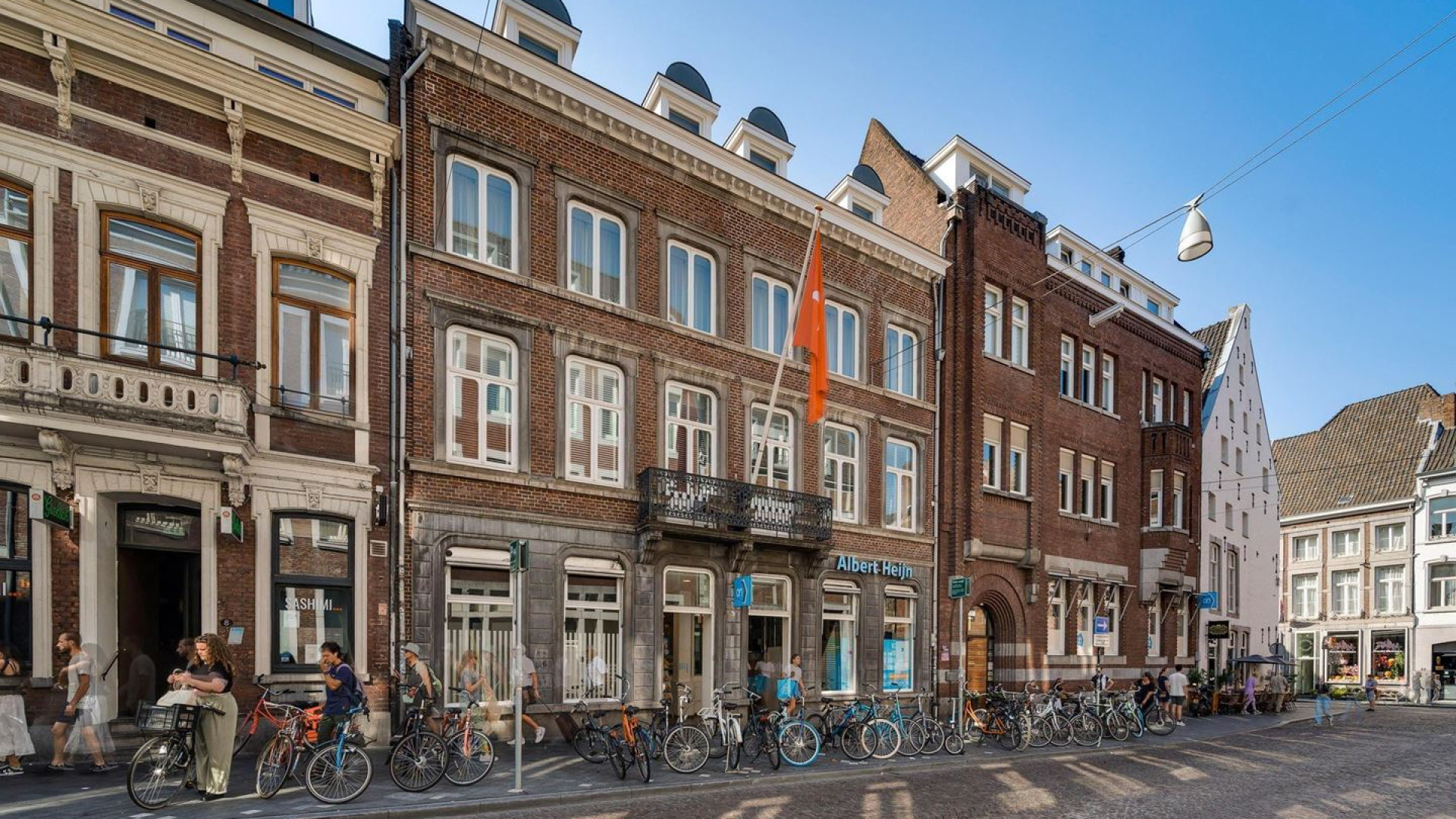 Albert Verlinde en zijn echtgenoot Onno Hoes zetten de hakbijl in de vraagprijs van hun luxe appartement in Maastricht. Zie foto's 2