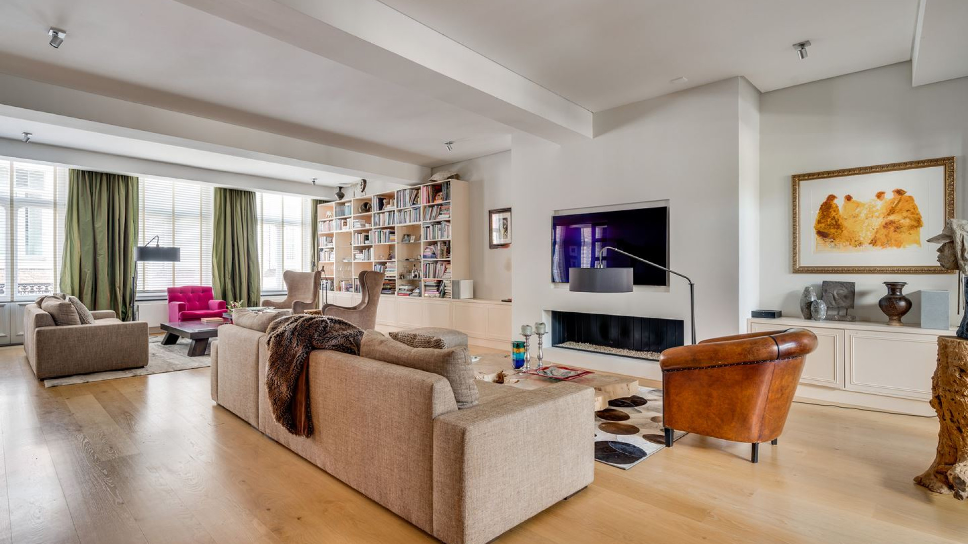 Albert Verlinde en zijn echtgenoot Onno Hoes zetten de hakbijl in de vraagprijs van hun luxe appartement in Maastricht. Zie foto's 3