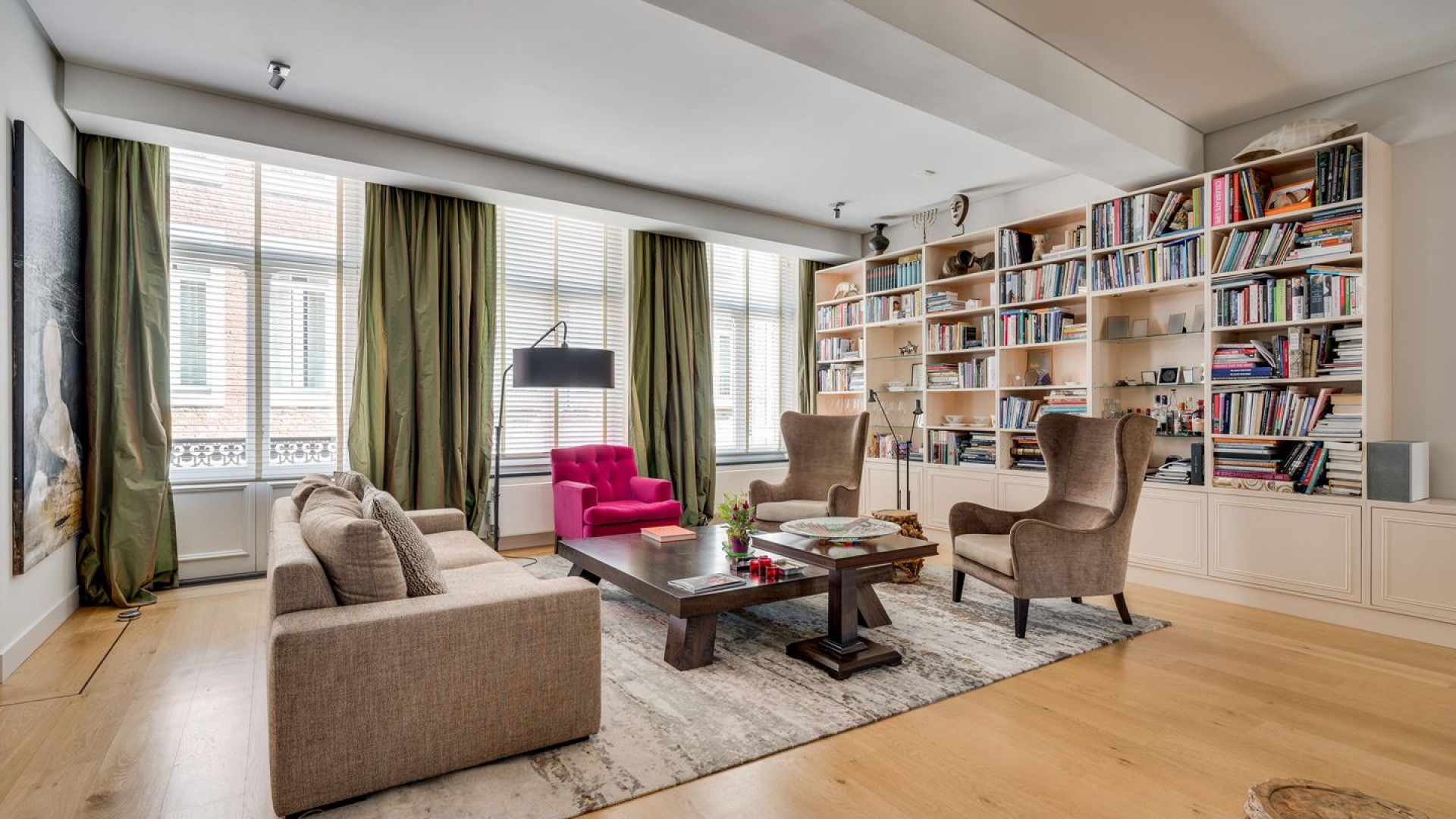 Albert Verlinde en zijn echtgenoot Onno Hoes zetten de hakbijl in de vraagprijs van hun luxe appartement in Maastricht. Zie foto's 5