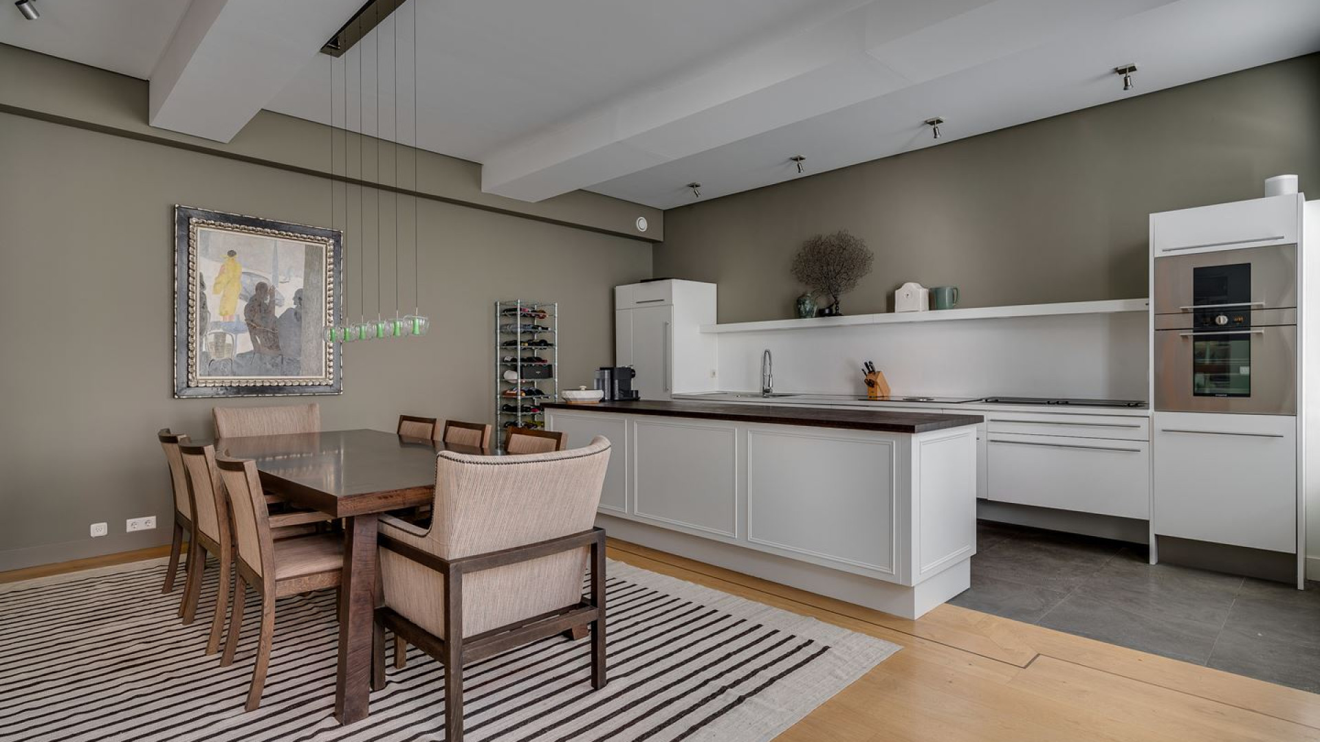 Albert Verlinde en zijn echtgenoot Onno Hoes zetten de hakbijl in de vraagprijs van hun luxe appartement in Maastricht. Zie foto's 8