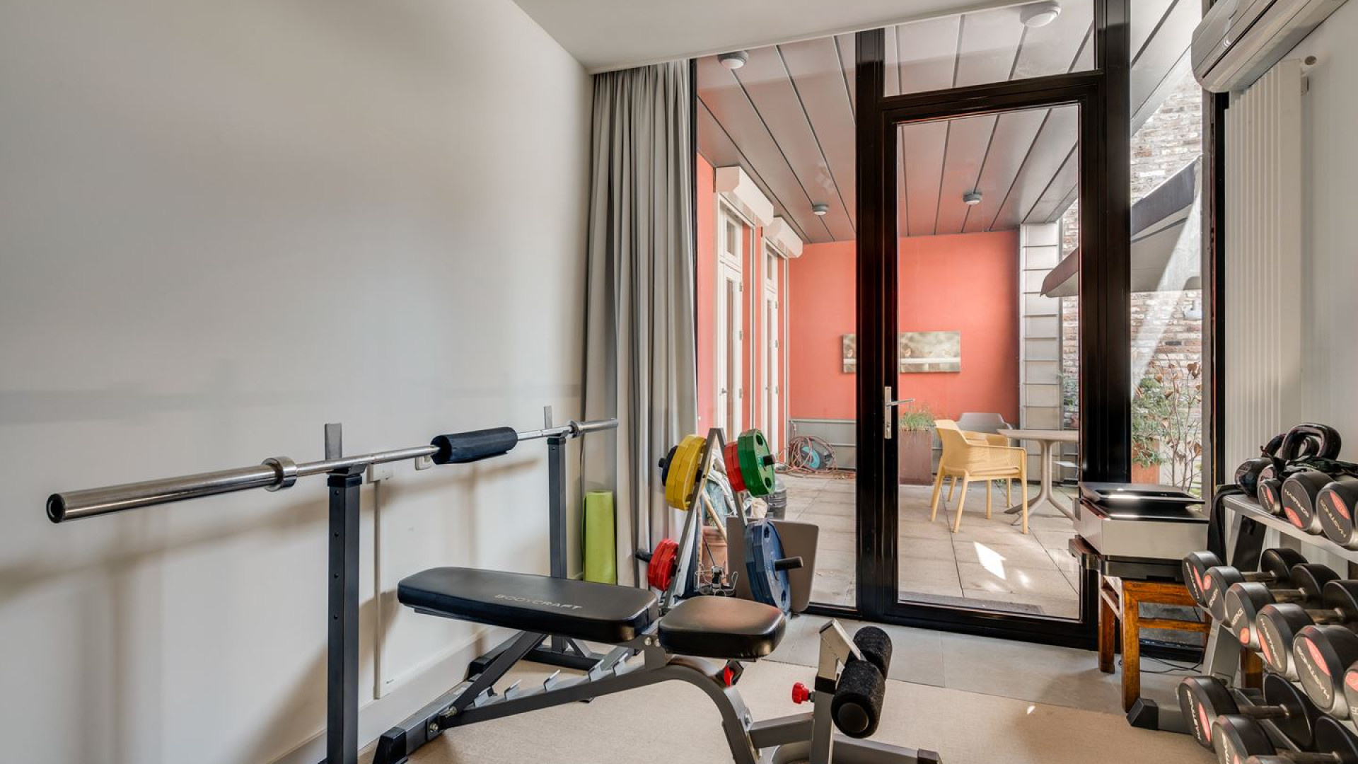 Albert Verlinde en zijn echtgenoot Onno Hoes zetten de hakbijl in de vraagprijs van hun luxe appartement in Maastricht. Zie foto's 11