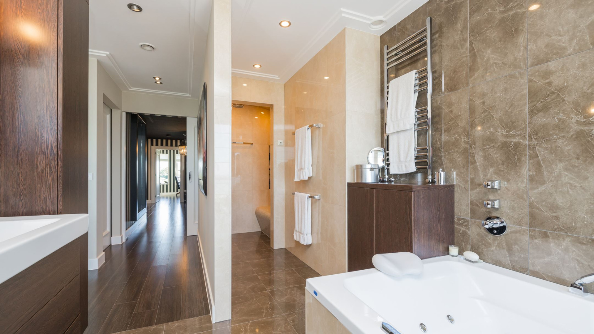 Luxe appartement Louis van Gaal met vette winst verkocht. Zie foto's 11