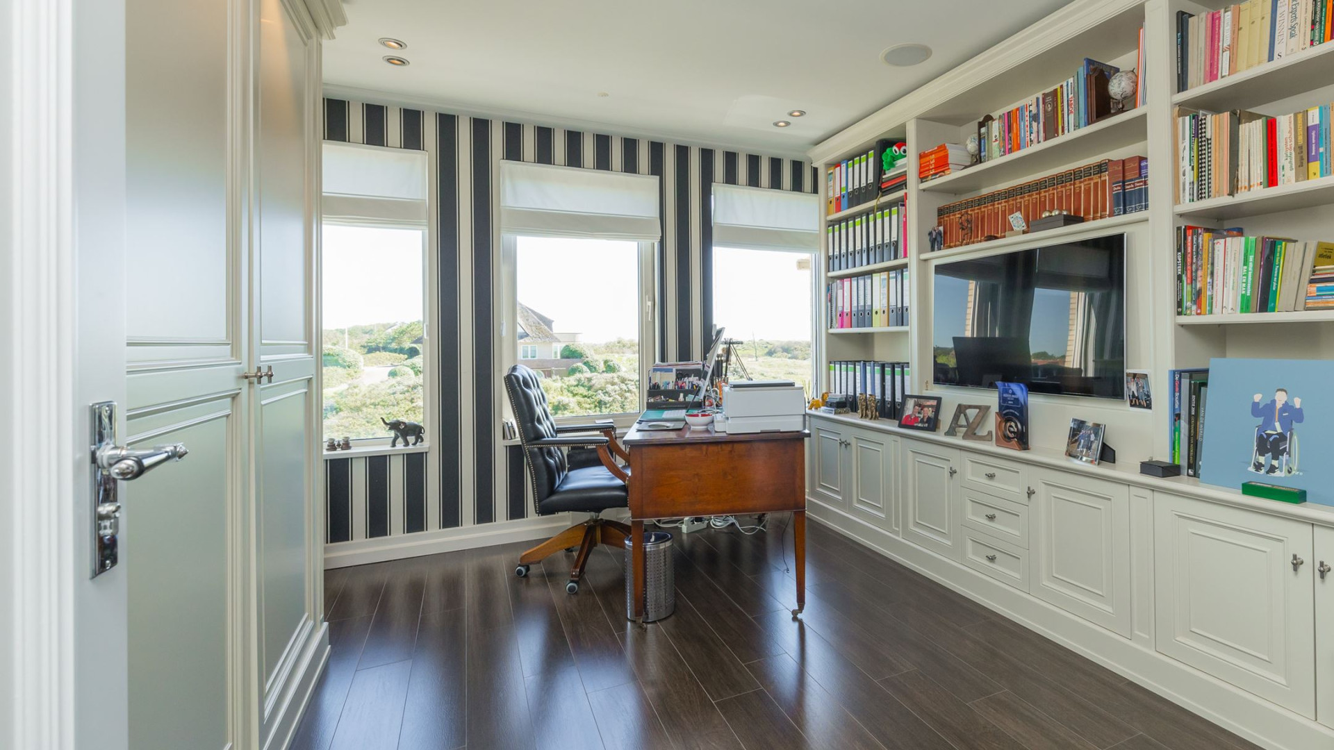 Luxe appartement Louis van Gaal met vette winst verkocht. Zie foto's 12