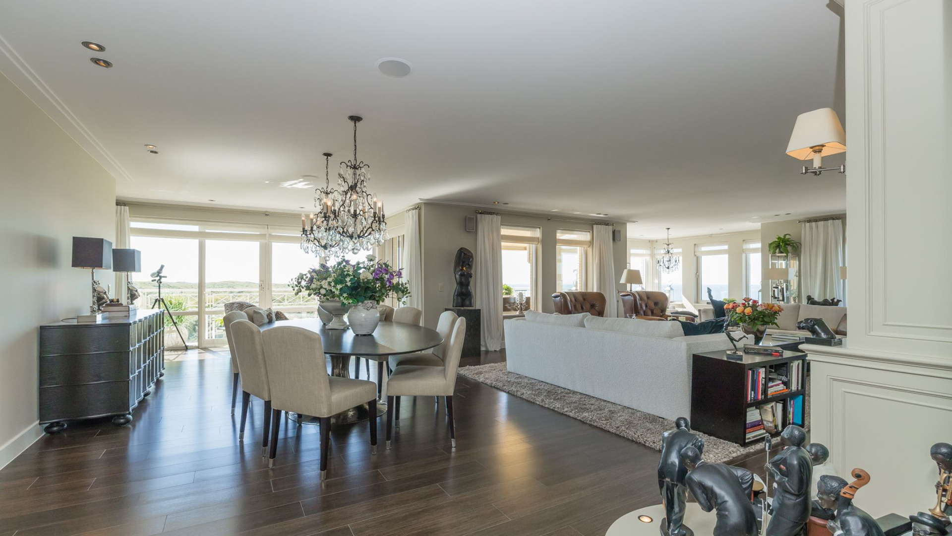 Luxe appartement Louis van Gaal met vette winst verkocht. Zie foto's 13
