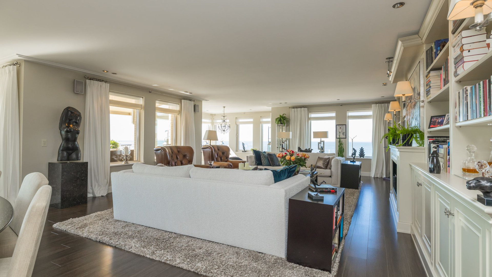 Luxe appartement Louis van Gaal met vette winst verkocht. Zie foto's 14