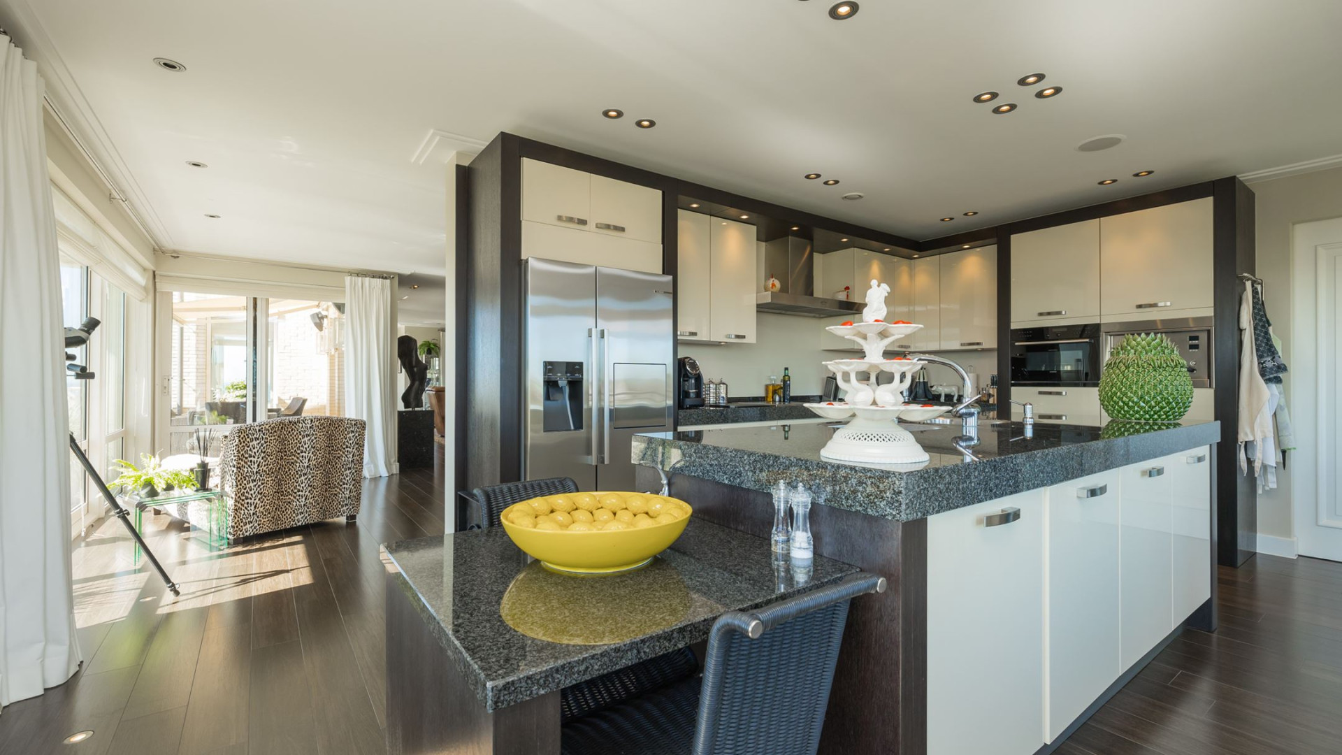 Luxe appartement Louis van Gaal met vette winst verkocht. Zie foto's 24