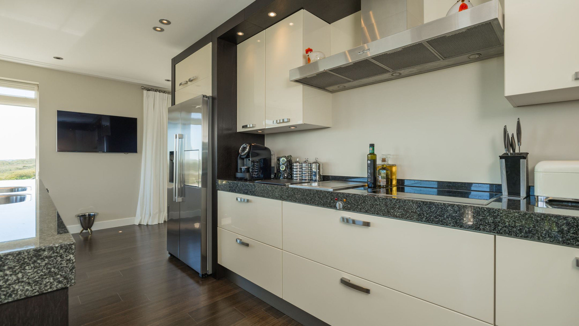 Luxe appartement Louis van Gaal met vette winst verkocht. Zie foto's 25