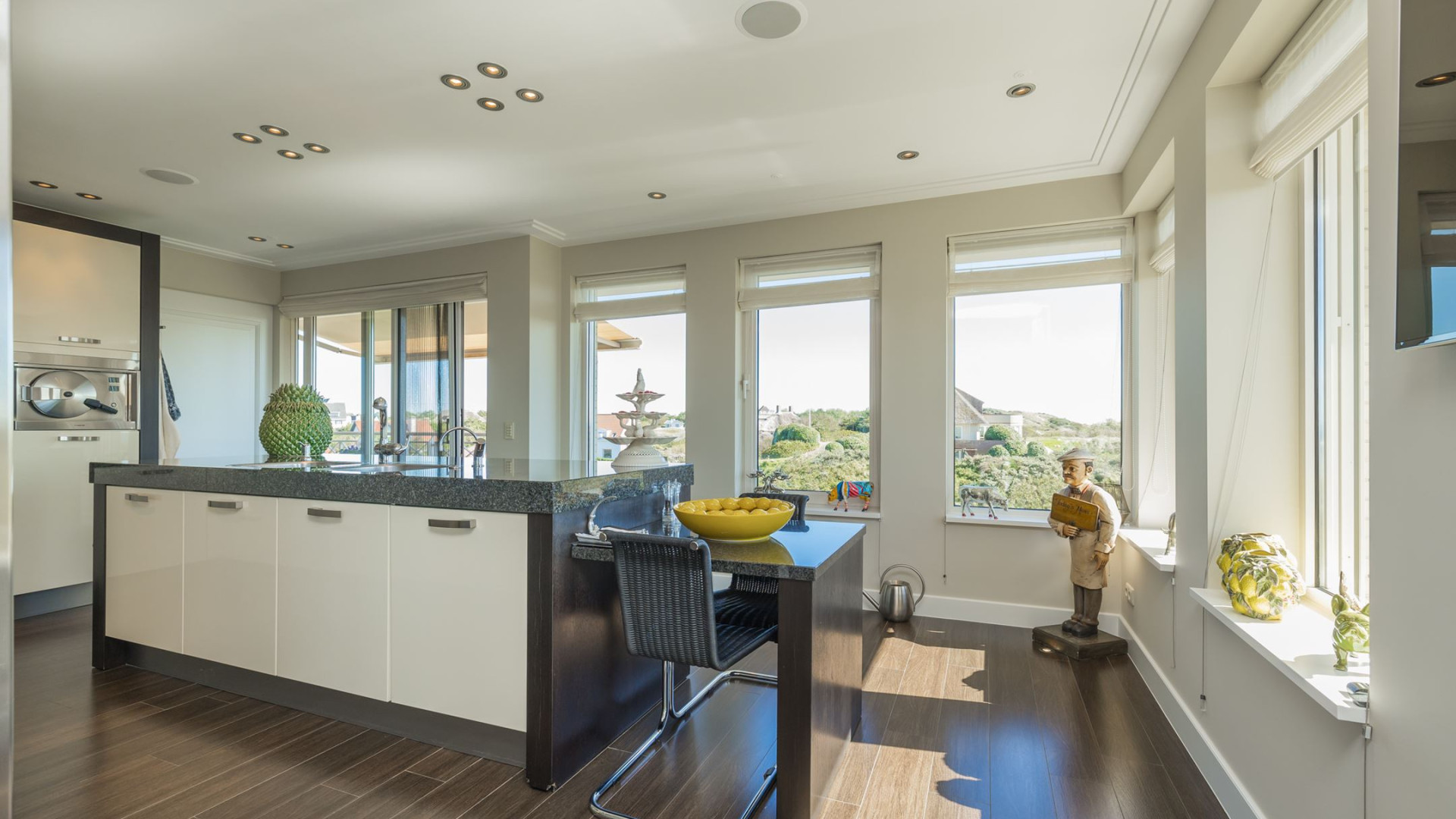 Luxe appartement Louis van Gaal met vette winst verkocht. Zie foto's 26