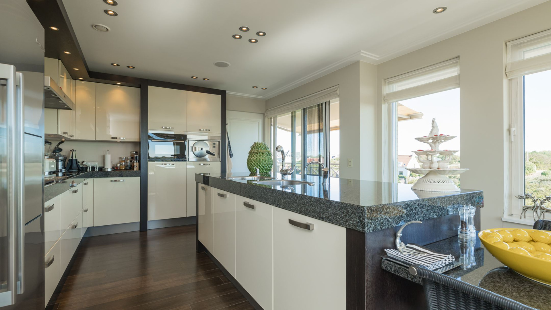 Luxe appartement Louis van Gaal met vette winst verkocht. Zie foto's 27