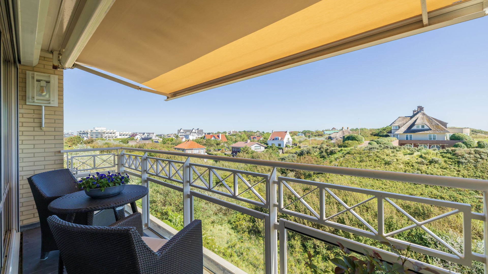 Luxe appartement Louis van Gaal met vette winst verkocht. Zie foto's 28