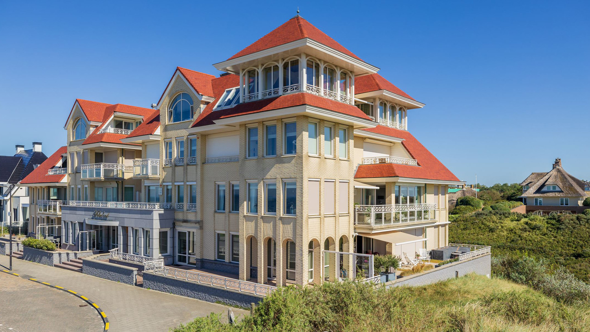 Louis van Gaal verkoopt miljoenen-appartement in Noordwijk. Zie foto's 4