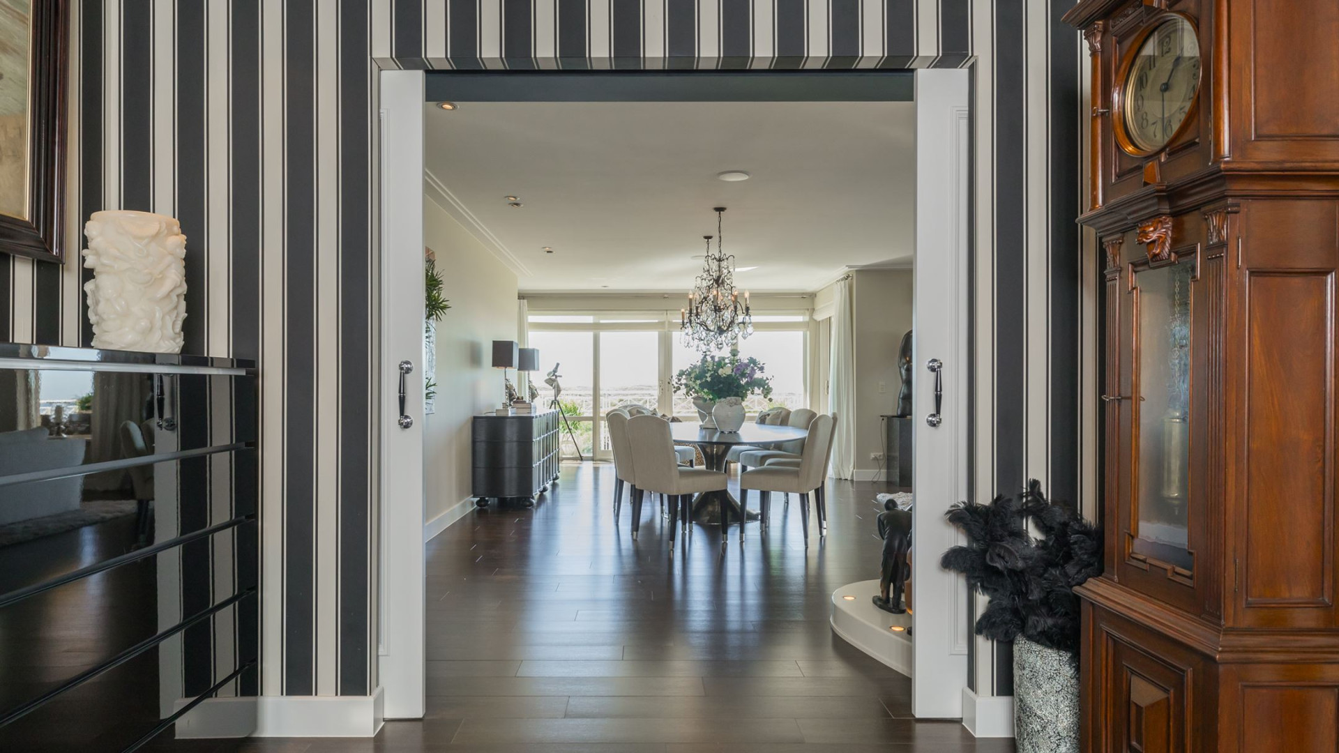 Luxe appartement Louis van Gaal met vette winst verkocht. Zie foto's 6