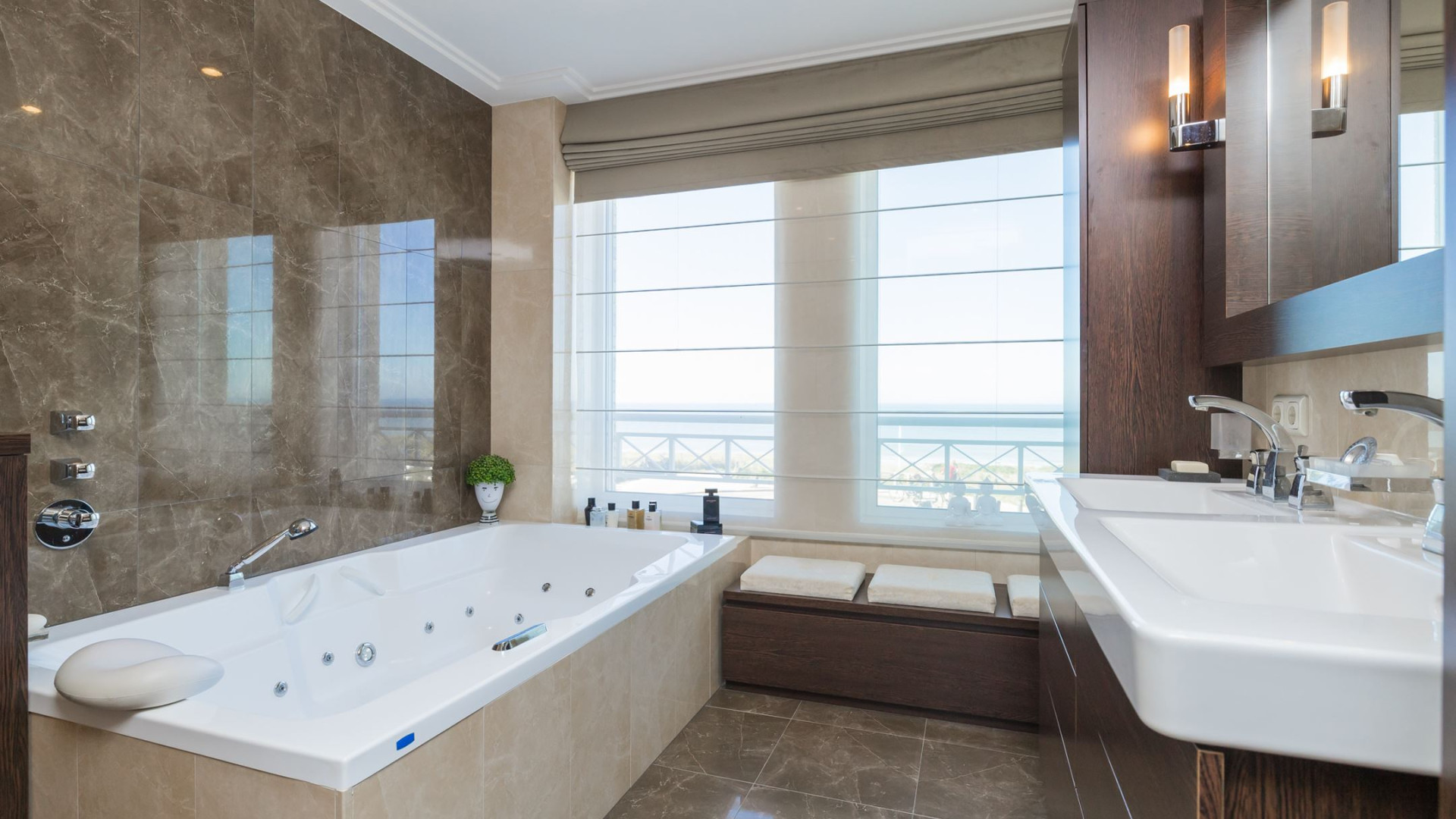 Luxe appartement Louis van Gaal met vette winst verkocht. Zie foto's 9