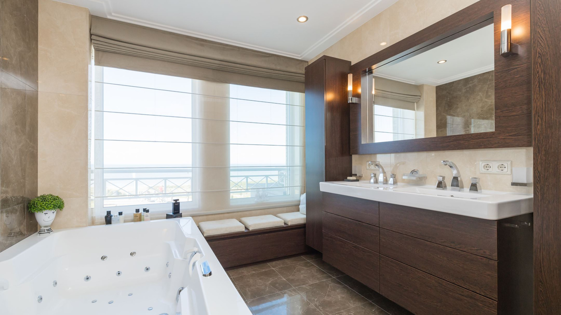 Luxe appartement Louis van Gaal met vette winst verkocht. Zie foto's 10