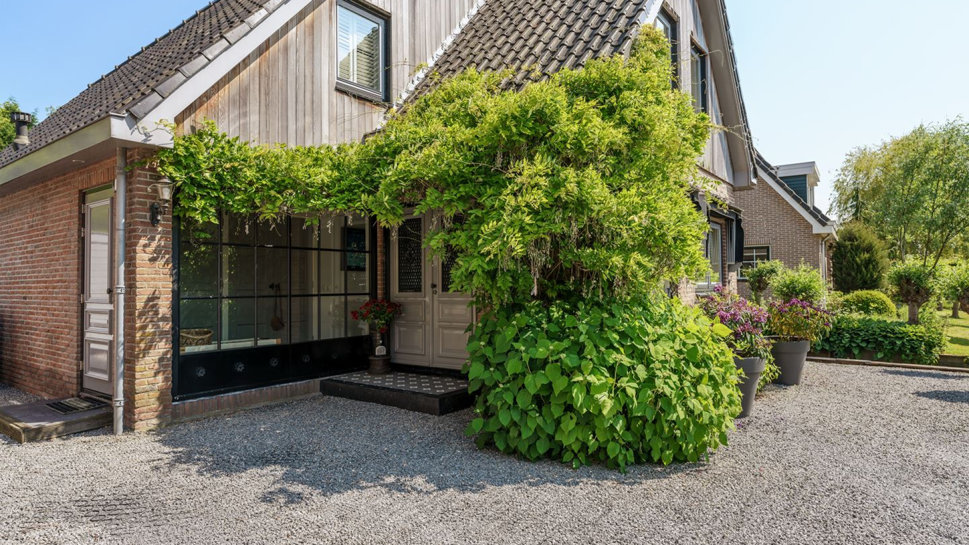 Carlo Boszhard zet zijn luxe villa in Landsmeer te koop. Zie de foto's 5